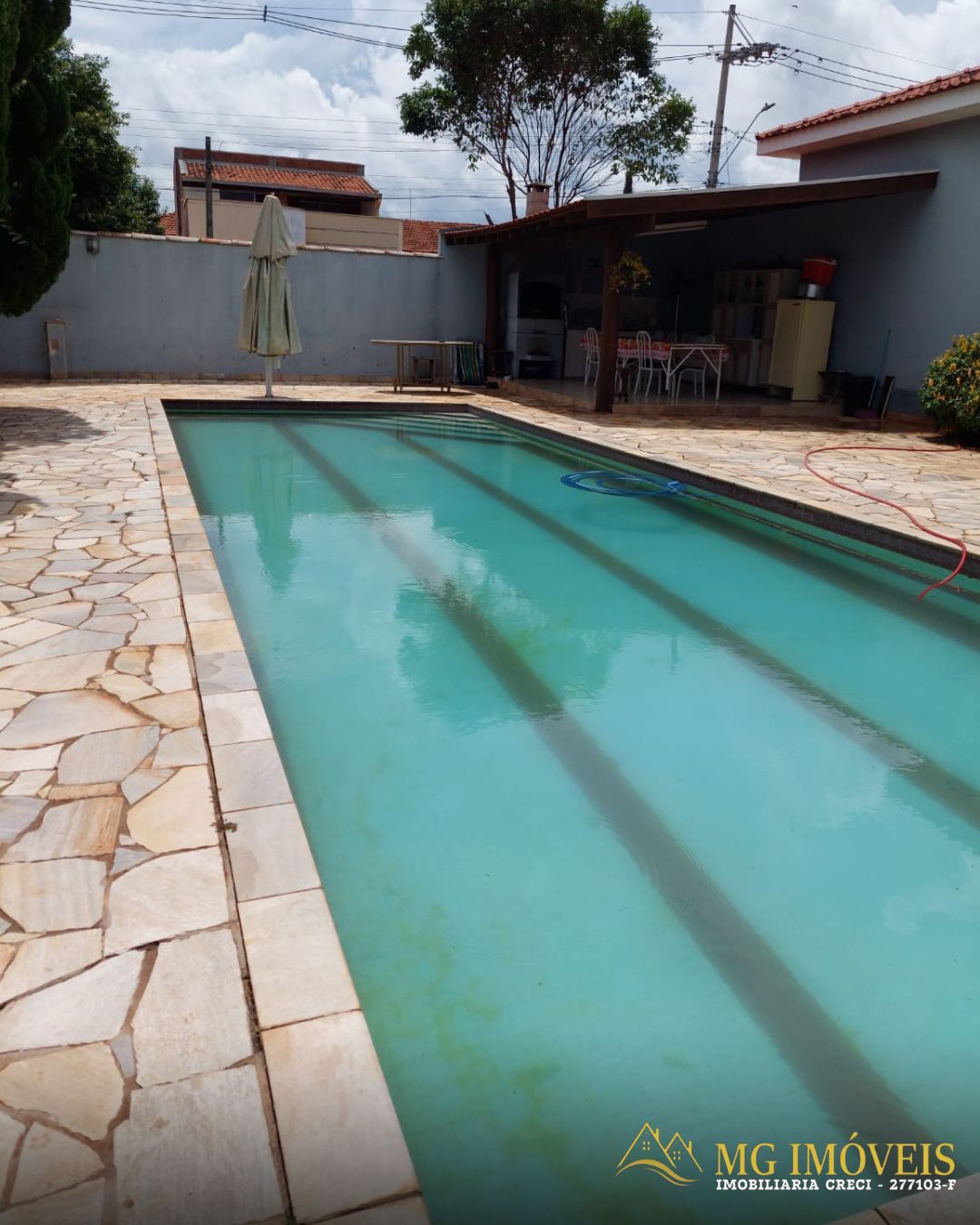 VENDO CASA COM PISCINA